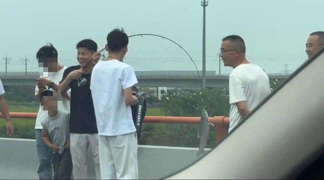 皇冠登3管理出租_男子高速遇堵车下车钓鱼皇冠登3管理出租，首竿即中！开怀大笑：“鱼送路人了”