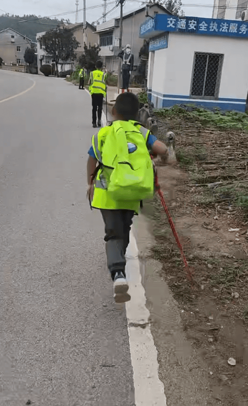 皇冠信用網哪里申请
_湖北一男子辞掉月薪2万元工作皇冠信用網哪里申请
，带9岁儿子徒步千里，计划60天走到山东……原因让人泪目