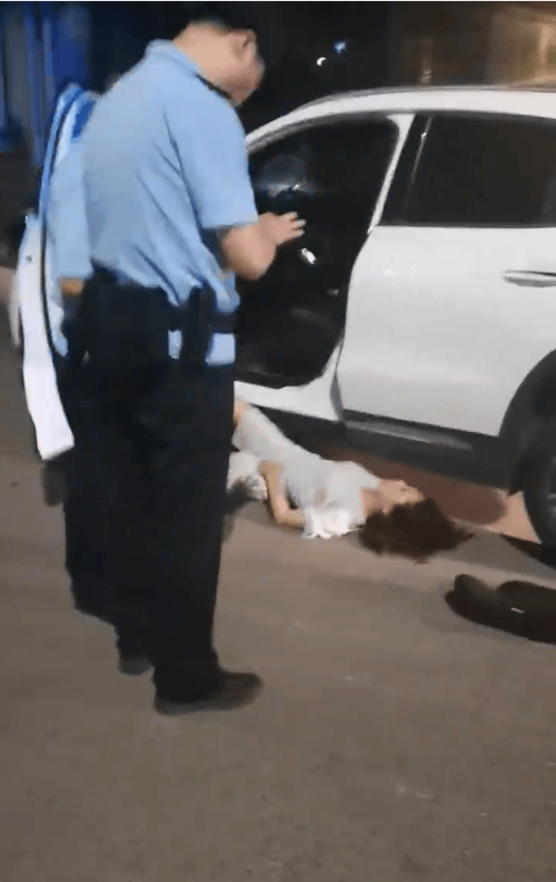 皇冠信用网正网
_一男子凌晨听到两声呼救皇冠信用网正网
，循声发现一女子在奔驰车外被白衣男勒昏！受害者：是受朋友之托借钱给白衣男，凌晨被骗至偏僻处遭非礼！