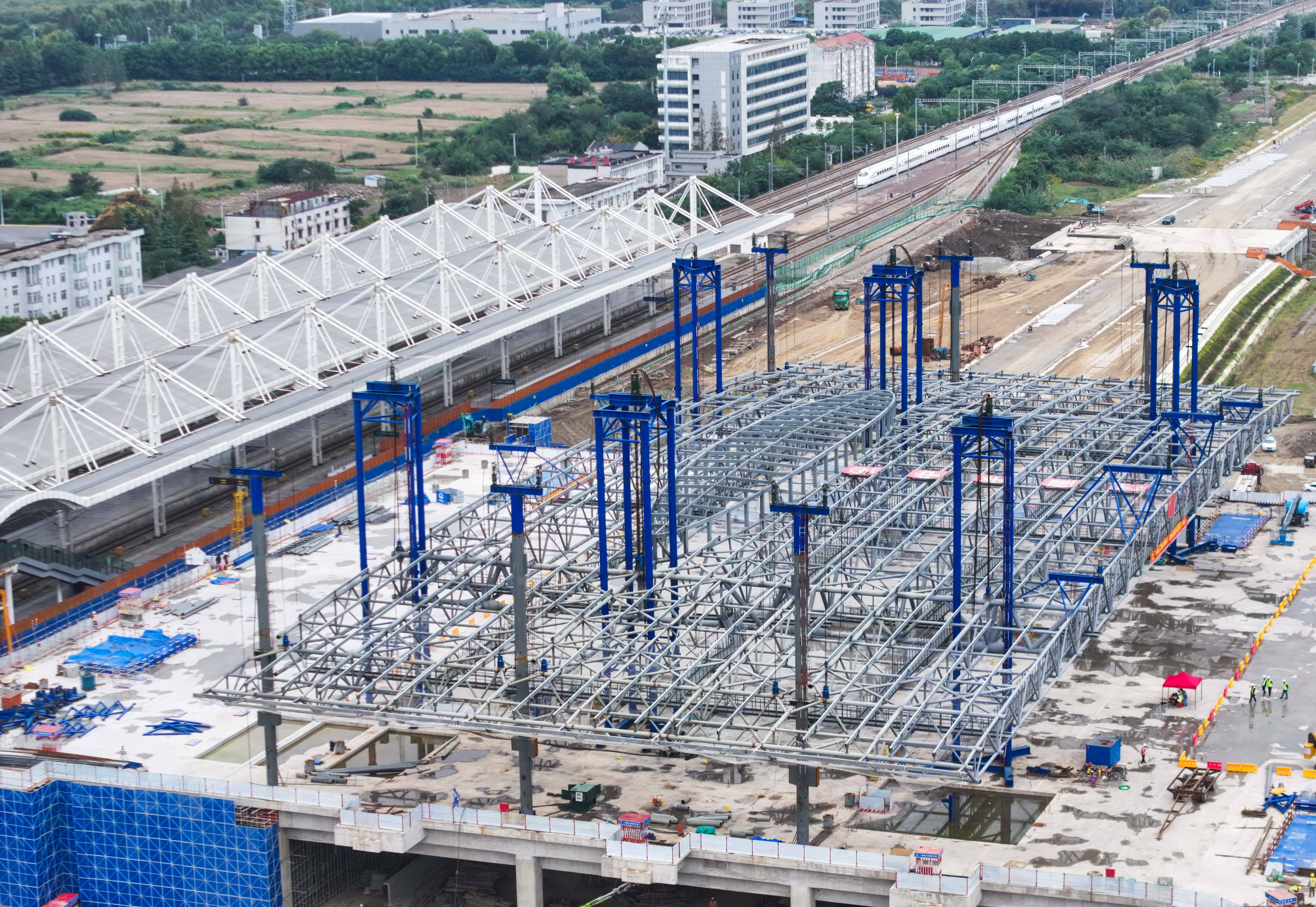 皇冠皇冠信用平台
_新建上海至南京至合肥高铁南通站高架站房钢结构顺利提升