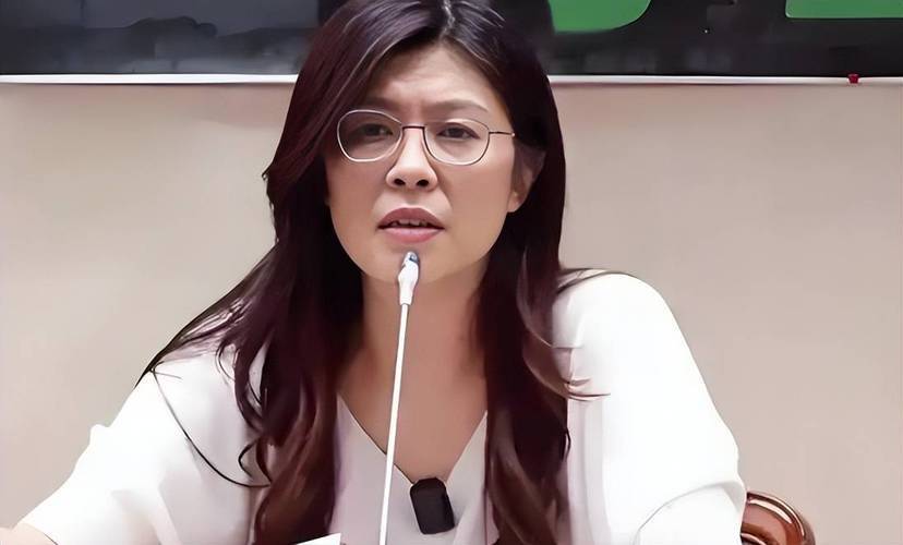 皇冠信用网开户
_两岸和平统一还远吗？登机赴京前皇冠信用网开户
，郑丽文公布人事名单，朱立伦回应特殊，不准打破惯例！