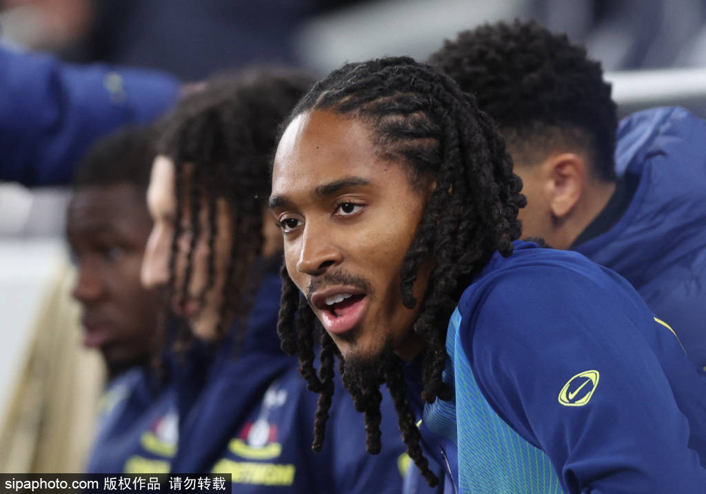 皇冠体育App下载
_德比首秀戴帽皇冠体育App下载
!埃泽:做梦都不敢想象这样的时刻 我本应该打进4球