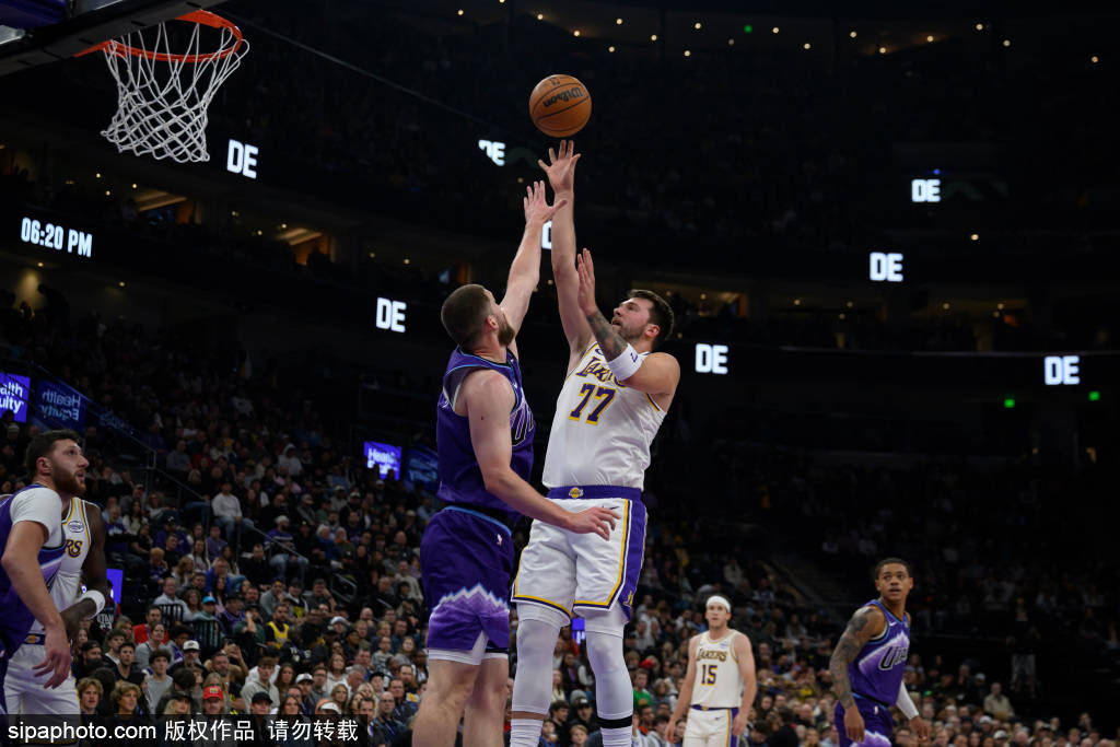 皇冠登一登二登三区别_湖人队被马刺淘汰出阿联酋NBA杯皇冠登一登二登三区别，詹姆斯难救主