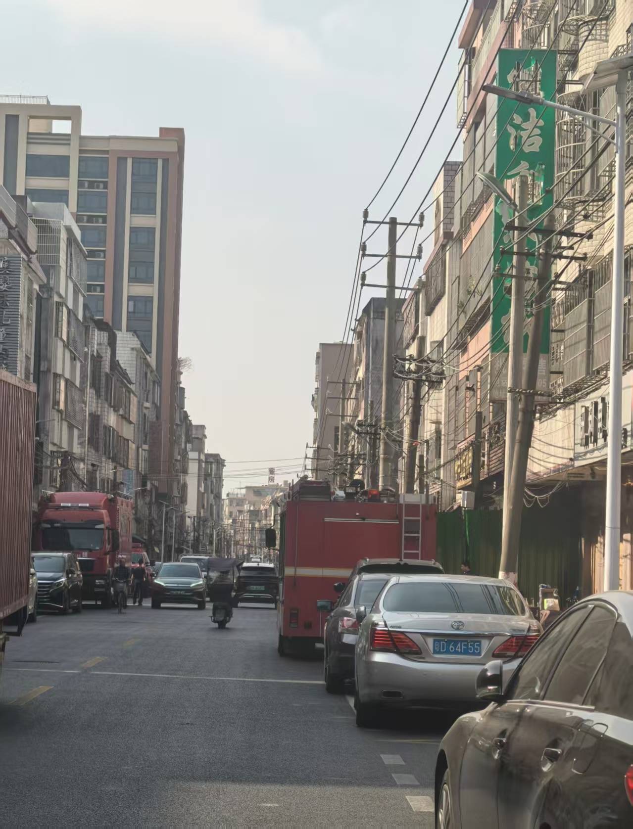 皇冠信用出租_汕头火灾幸存者：妻子腋下夹着两个孩子从后门冲出皇冠信用出租，我告诉女儿要去面对