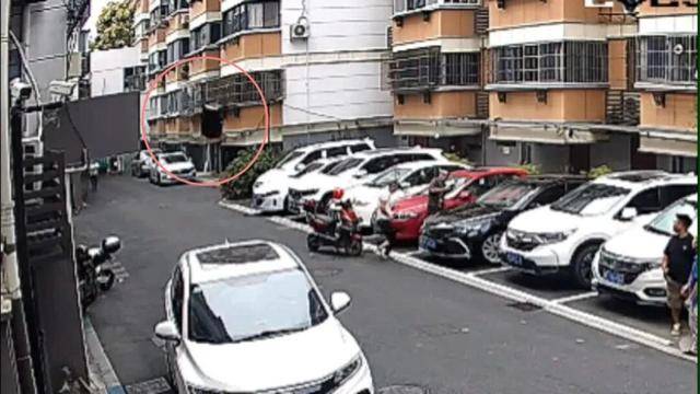 皇冠信用网怎么开户_砰！浙江女子刚坐进车里皇冠信用网怎么开户，一把菜刀砸在眼前，随后剪刀又飞来