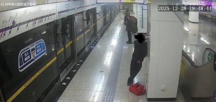 皇冠信用网在哪里开通_重庆一男子酒后连续三次按压紧急停车按钮皇冠信用网在哪里开通，致进站列车紧急制动！罚款500元