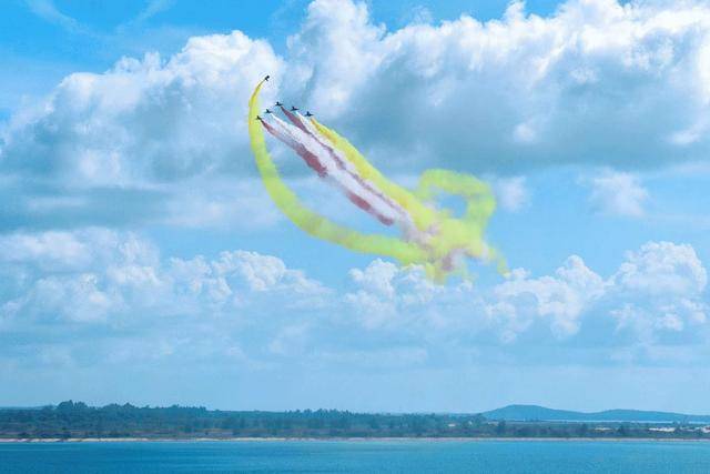 皇冠信用网登3代理_中国空军八一飞行表演队进行检验性飞行