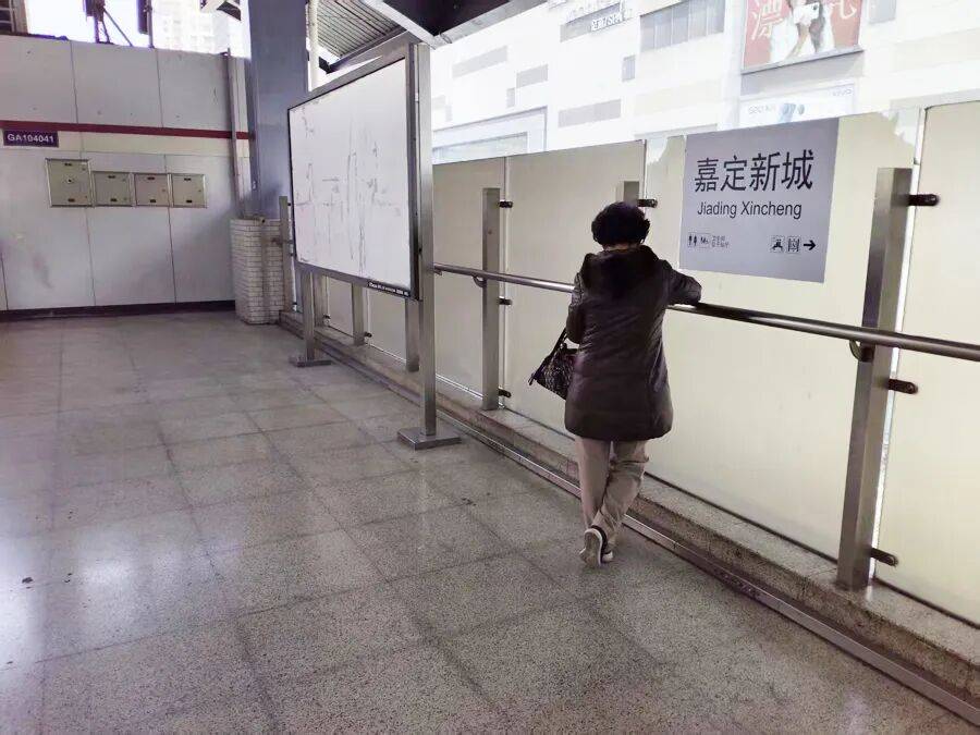 皇冠信用网代理注册_“实在站不动了”皇冠信用网代理注册,一等9分钟,有人干脆直接坐地上!上海一地铁站“无座可坐”,工作人员回应