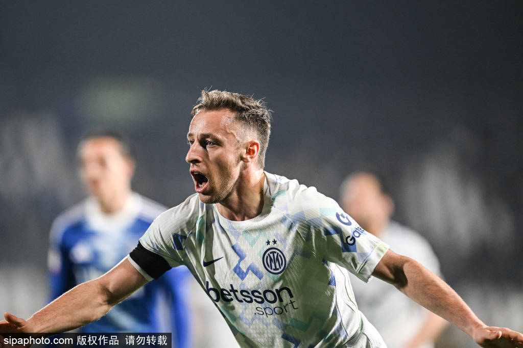 皇冠信用盘代理申条件 _邓弗里斯赛后抗议裁判判罚皇冠信用盘代理申条件 ，国米1-1战平亚特兰大引发争议