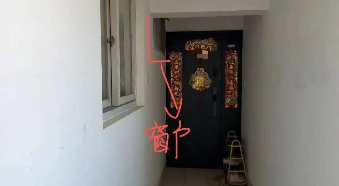 皇冠信用网注册_“我家的窗户被包进邻居家皇冠信用网注册，根本没法开窗”，上海一居民投诉公共区域被占，多部门回应难认定