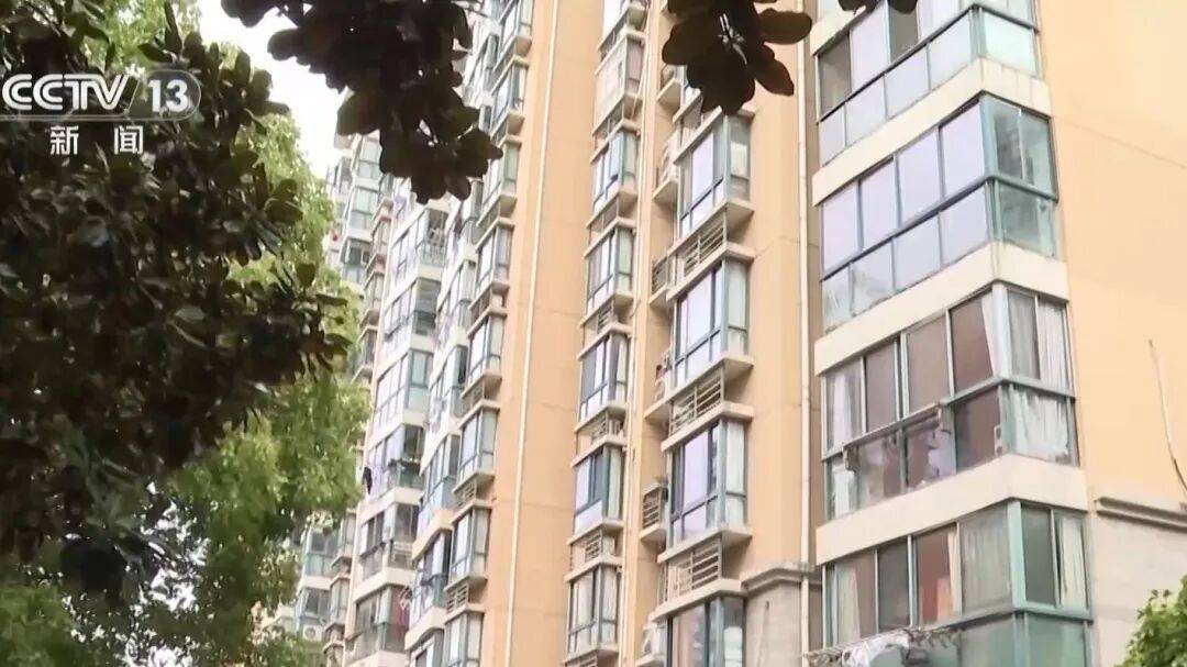 世界盃直播_男子闪婚后将价值千万上海房产99%份额给女方世界盃直播，一年多后女方要求离婚分割房产；法院：不动产登记不等于绝对产权归属，补偿女方50万元