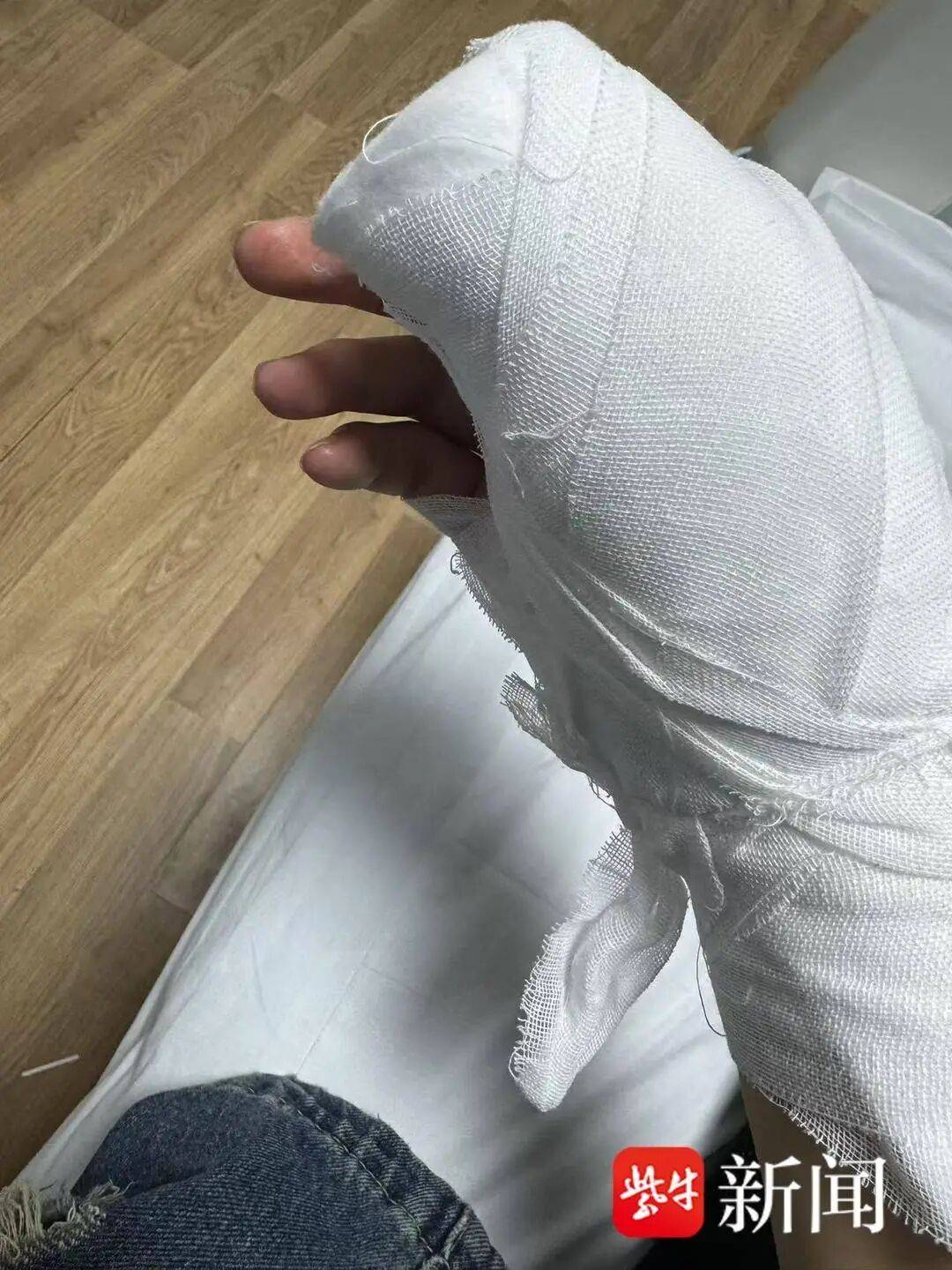 皇冠世界杯盘口_医学生网购3元美工刀皇冠世界杯盘口，拆快递时被割伤手神经，缝合手术花5000元，平台回应