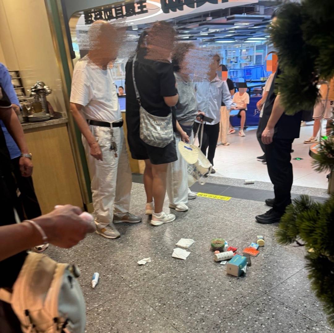 皇冠信用出租_老人被质疑从自助餐厅带出食物皇冠信用出租,怒而倒空背包自证清白,餐厅回应:已道歉并批评店员