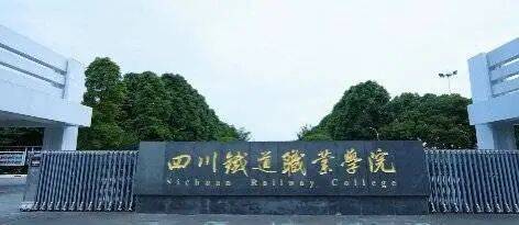 皇冠信用在线开户_成都一男生高考592分皇冠信用在线开户,超过本科线157分却报考高职,老师劝他复读,父母为此争执不下,本人回应:想进铁路局,当火车司机
