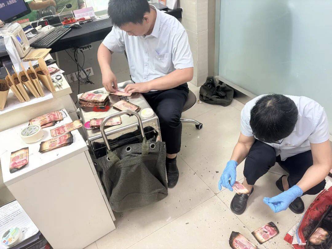 皇冠信用网哪里申请_山东年迈失独夫妇因家中线路老化引发火灾皇冠信用网哪里申请，20多万元现金被烧成“黑炭”，粘连结块、一碰就碎；银行最终为其兑换13.12万元
