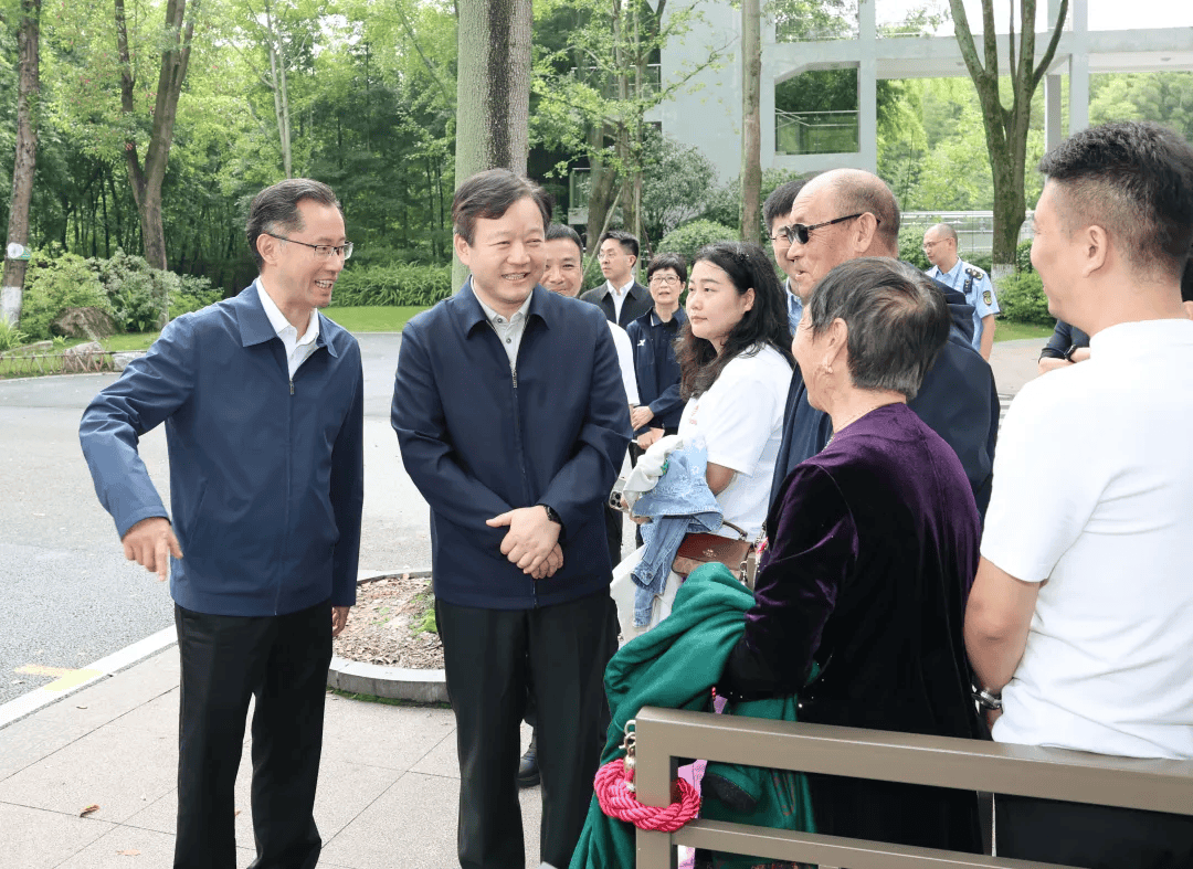 亚洲杯足球比分_四川省委常委、成都市委书记曹立军亚洲杯足球比分，到成都大熊猫繁育研究基地检查，与游客交流