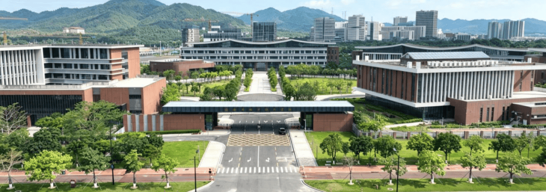 皇冠信用网代理登3_8000人报名皇冠信用网代理登3,格力技工学校首届新生开学,72岁董明珠任校长
