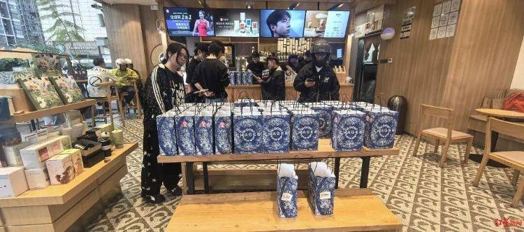 皇冠信用网在哪里开通_霸王茶姬将发放1350万元奖励员工；“郑钦文夺冠买一送一”活动爆单皇冠信用网在哪里开通，有店员称接通知加班到晚11点，不少订单等待过久取消