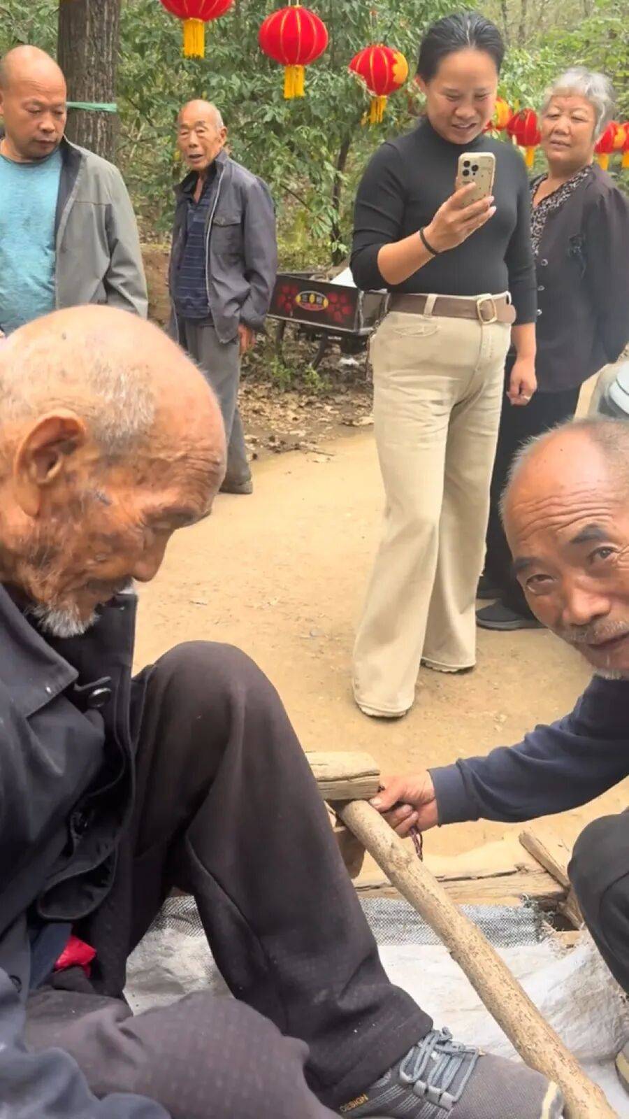 皇冠信用网代理申条件_河南洛阳72岁儿子用架子车拉92岁父亲皇冠信用网代理申条件,走十里路看豫剧感动网友,村干部:老人腿脚不便,儿子天天伺候