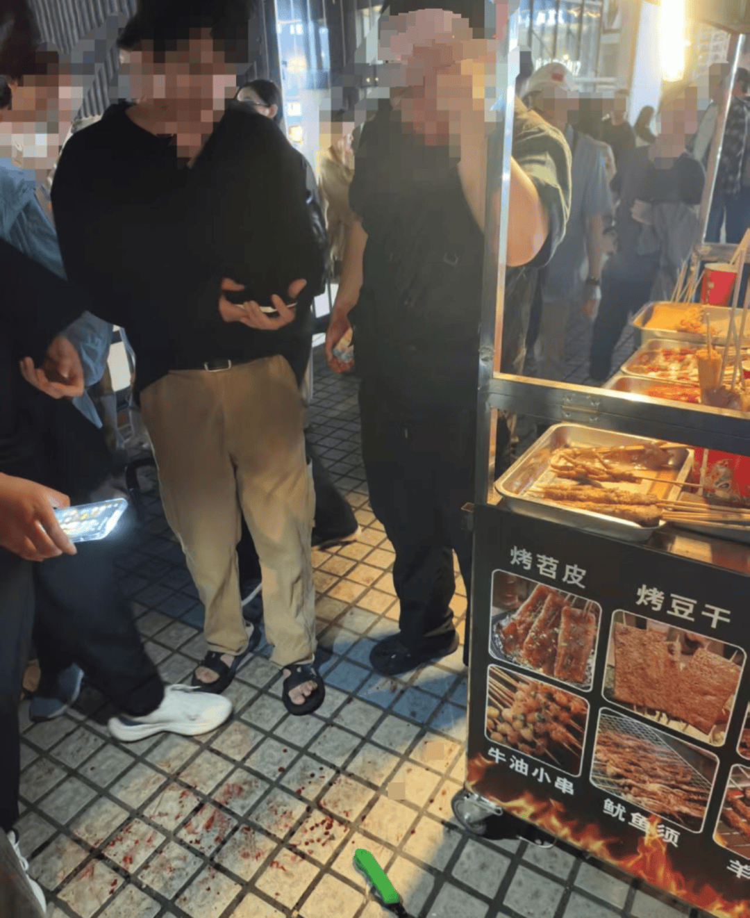 皇冠代理登3
_网红王扁在重庆摆摊卖烧烤被一男子袭击 目击者:肇事者已被民警抓获