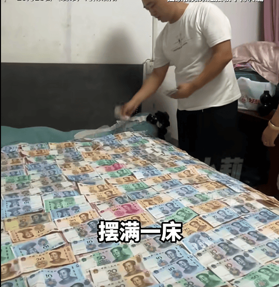 138信用盘出租
_男子为戒烟138信用盘出租
,每天存下40元!9个月后烟钱摆满一床,给妻子买了折叠手机